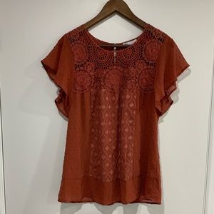 DR2 Crochet-like patterned blouse